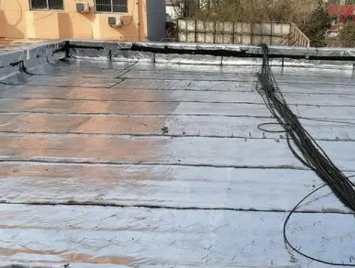 万源卫生间漏水维修公司分享下万源屋面楼顶防水刚性防水层施工要点。